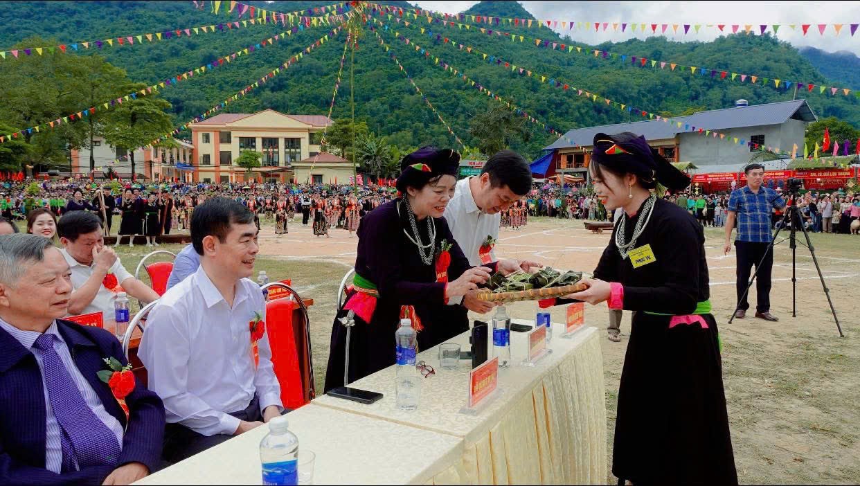 Các cô gái Tày mời đại biểu thưởng thức món bánh truyền thống của địa phương. Các cô gái Tày mời đại biểu thưởng thức món bánh truyền thống của địa phương.
