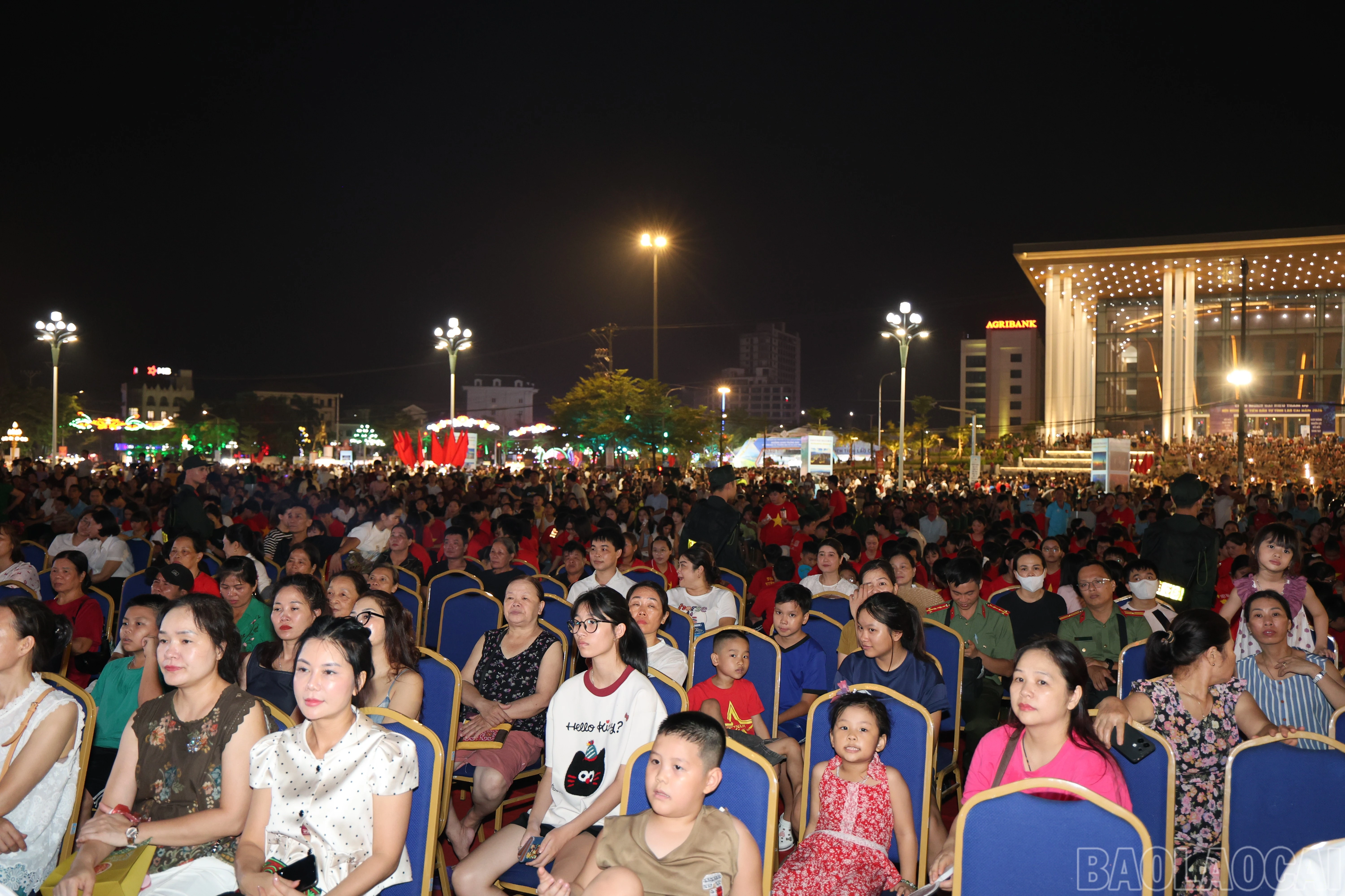Đông đảo người dân đón xem chương trình nghệ thuật.