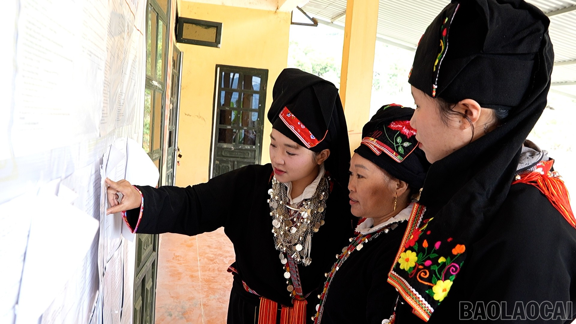 Người dân xã Sơn Lương tìm hiểu tiểu sử của các ứng cử viên.