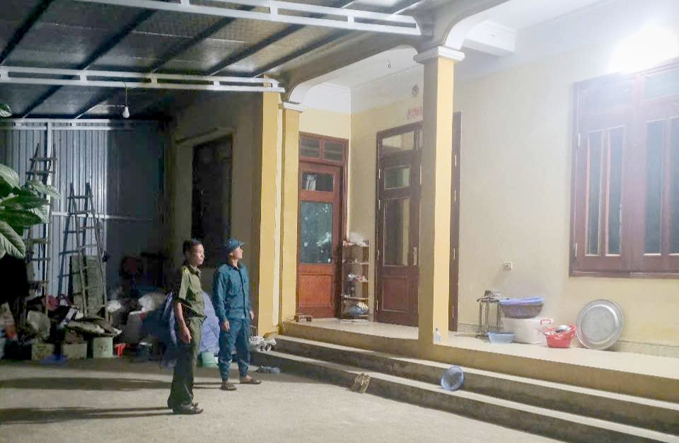 Ngay trong đêm, các lực lượng tại chỗ đã tới tuyên truyền, vận động các hộ dân di dời tới nơi an toàn. 518348645-5048368992055808-6041126104653437825-n-7843.jpg