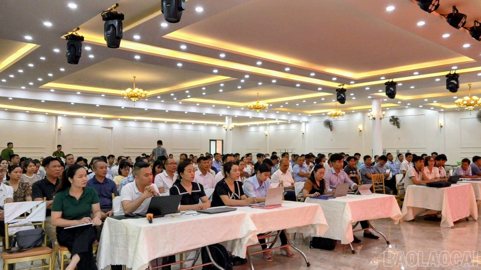 Đại diện các cơ quan, cơ sở kinh doanh, dịch vụ, doanh nghiệp tham dự Hội nghị tập huấn. baolaocai-br_540921350-2751856355010066-3933513088083805159-n.jpg