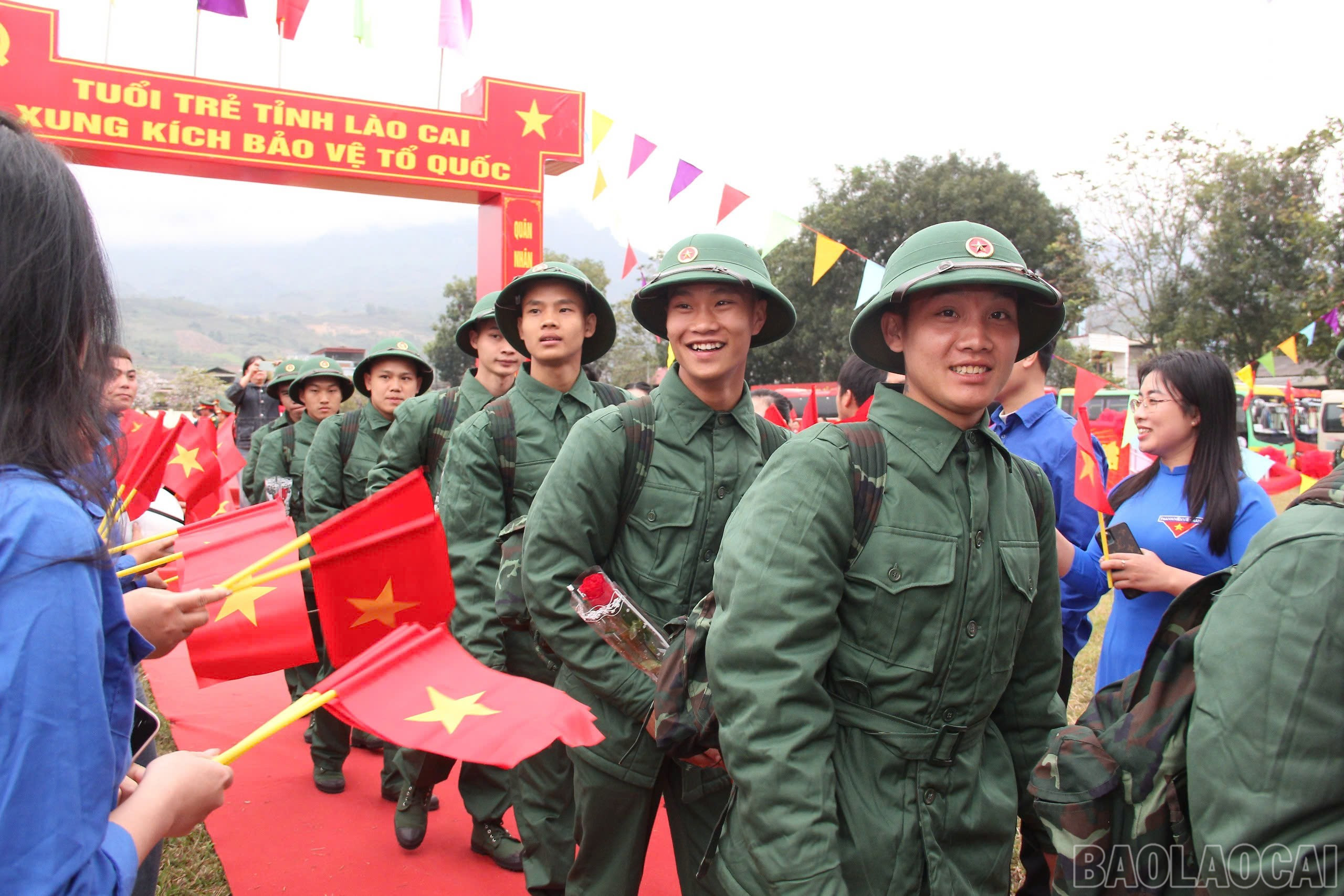 Các tân binh hăng hái lên đường nhập ngũ.