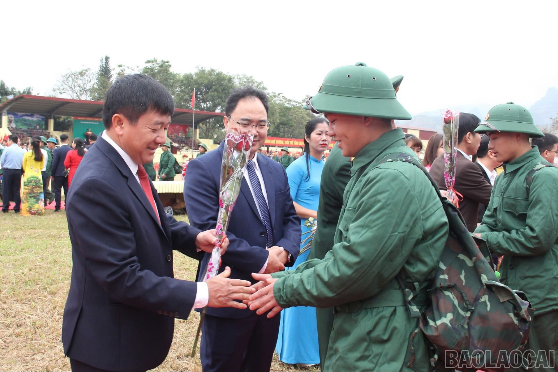 Các đồng chí lãnh đạo tỉnh tặng hoa chúc mừng tân binh trước giờ lên đường nhập ngũ.