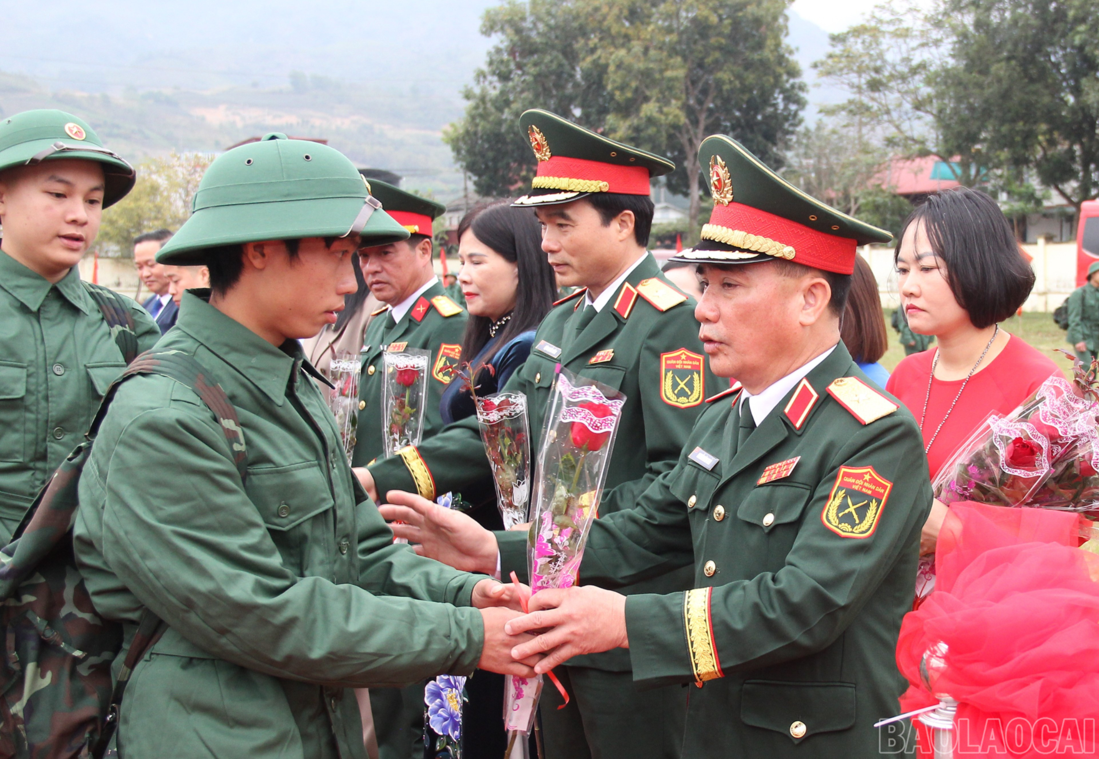 Lãnh đạo Quân khu 2 tặng hoa chúc mừng tân binh trước giờ lên đường nhập ngũ.