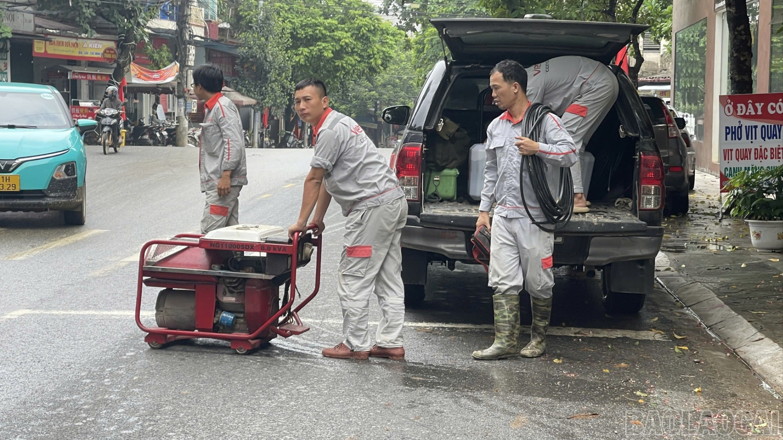 Viettel huy động lực lượng khẩn trương khắc phục hạ tầng viễn thông sau bão. baolaocai-br_z7070238733117-6f54f68d8c9c778167a83e354ac4a7f4-2297.jpg