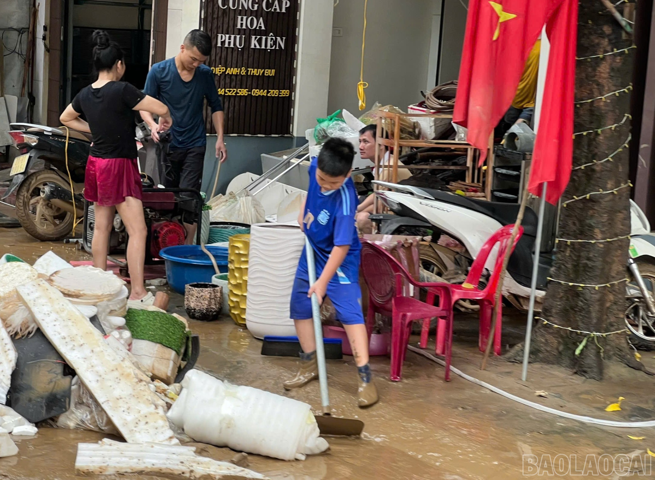 Dù đã tích cực dọn dẹp, nhưng do lượng bùn đất quá nhiều nên nhiều hộ gia đình vẫn còn ngổn ngang sau lũ. baolaocai-br_z7070075317015-c1749f746d17836dc643c818f7dc9477-7257.jpg