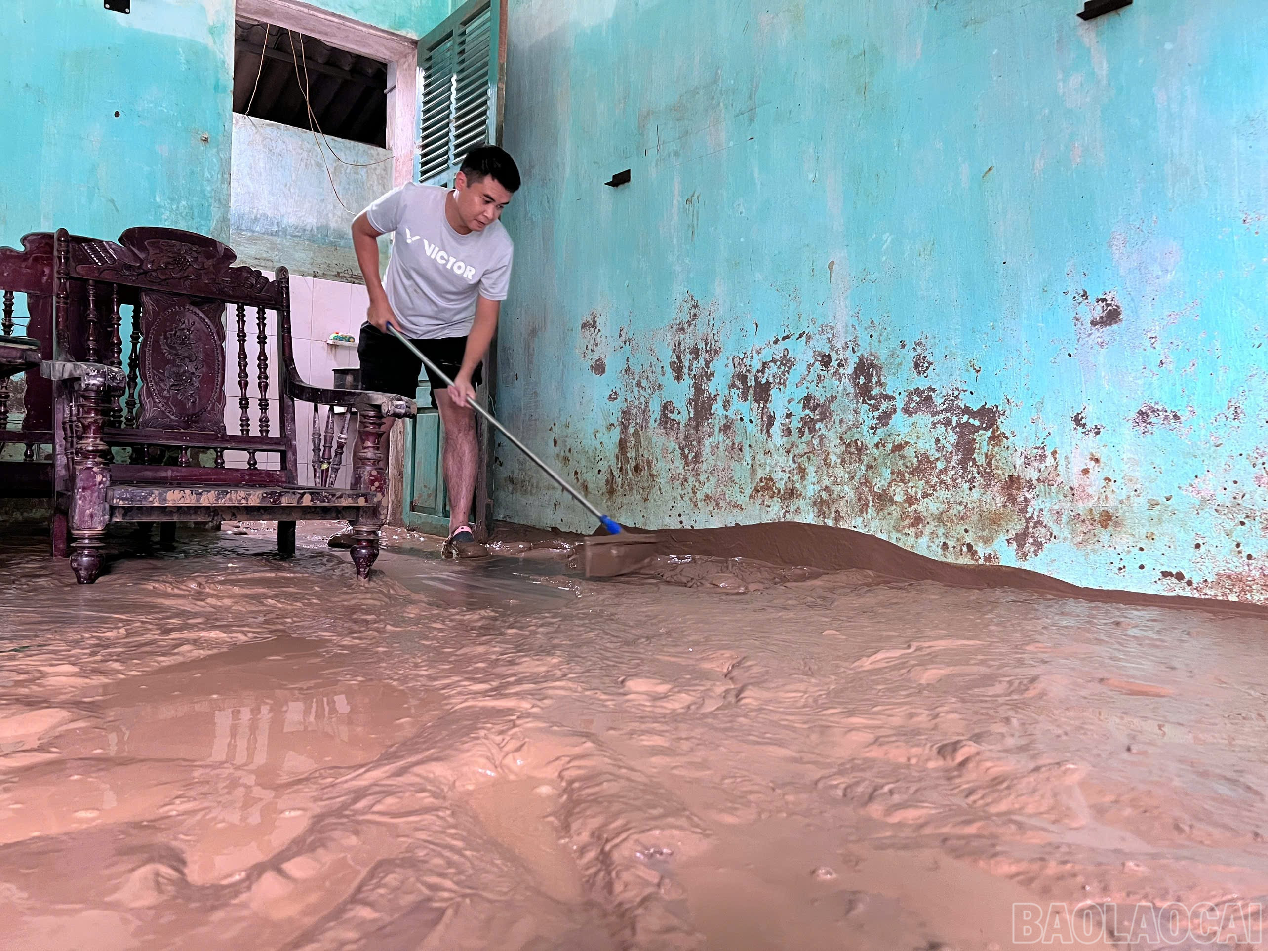 Công tác dọn dẹp vệ sinh còn gặp rất nhiều khó khăn. baolaocai-br_z7069461117365-54687e57066841055d74c42cdf565fa4.jpg
