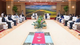 Hội đồng Quốc gia Mặt trận Đoàn kết Phát triển Tổ quốc Campuchia chào xã giao lãnh đạo tỉnh Lào Cai