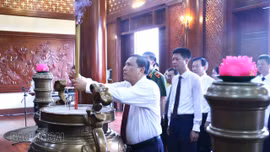 Đoàn đại biểu tỉnh Lào Cai dâng hương tưởng niệm Chủ tịch Hồ Chí Minh