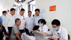 Đồng chí Hoàng Giang – Phó Bí thư Thường trực Tỉnh ủy, Chủ tịch Hội đồng Nhân dân tỉnh kiểm tra công tác khám sức khỏe định kỳ cho người dân tại xã Mậu A