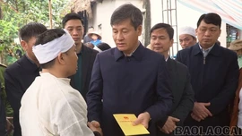 Phó Chủ tịch UBND tỉnh Ngô Hạnh Phúc thăm hỏi gia đình các nạn nhân vụ tai nạn tại hồ Thác Bà