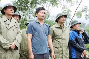 Bí thư Tỉnh ủy Đặng Xuân Phong chỉ đạo khắc phục hậu quả sạt lở đất tại Làng Nủ