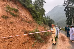 Giúp người dân đi lại an toàn trong siêu bão