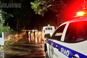 Nước suối Ngòi San dâng cao gây ngập đường từ xã Quang Kim đi xã Phìn Ngan