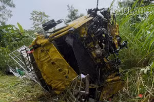 Cao tốc Nội Bài - Lào Cai: Xe tải lao xuống vực, 2 người bị thương