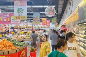 Lo bão lũ kéo dài, người dân đi mua thực phẩm dự trữ