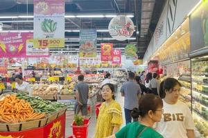 Lo bão lũ kéo dài, người dân đi mua thực phẩm dự trữ