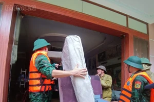 Bộ đội Biên phòng Lào Cai căng mình giúp dân khắc phục hậu quả mưa lũ