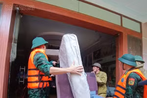 Bộ đội Biên phòng Lào Cai căng mình giúp dân khắc phục hậu quả mưa lũ