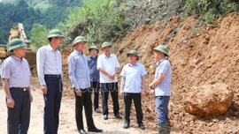 Chủ tịch UBND tỉnh Trần Huy Tuấn kiểm tra tình hình cầu Yên Bái và công tác khắc phục hậu quả thiên tai tại Lương Thịnh