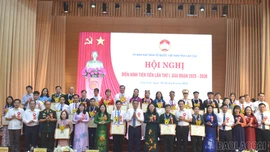 Các đồng chí lãnh đạo tỉnh chụp ảnh lưu niệm cùng các điển hình tiên tiến trong Phong trào Thi đua yêu nước Mặt trận Tổ quốc tại Hội nghị.