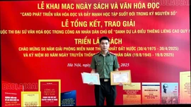 Trung uý Lạc Chung Hiếu say mê văn hoá đọc