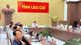 UBND tỉnh làm việc với các sở, ngành liên quan về phương án khắc phục, xử lý tình trạng ngập úng khu vực ven sông Hồng