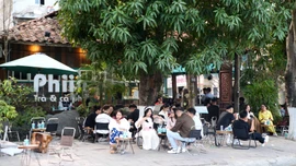 Nhiều hàng quán mở cửa xuyên Tết