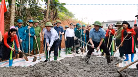 Đồng chí Bí thư Tỉnh ủy Dương Quốc Huy dự Lễ phát động làm đường giao thông nông thôn tại xã Trấn Yên