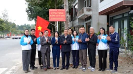 Khánh thành tuyến đường cờ Đảng, cờ Tổ quốc tại phường Cam Đường