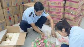 Lực lượng quản lý thị trường kiểm tra lô hàng thực phẩm không rõ nguồn gốc.