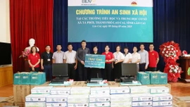 Trao tặng 30 bộ máy tính và quà cho các trường học tại xã Tả Phời