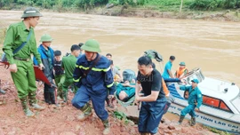 [Ảnh] Những hình ảnh xúc động trong công tác cứu hộ, cứu nạn tại Nậm Lúc