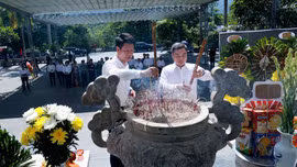 Đoàn đại biểu tỉnh Lào Cai dâng hương tri ân các anh hùng liệt sĩ tại Nghĩa trang liệt sĩ Quốc gia Vị Xuyên