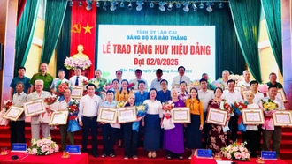 Trao tặng Huy hiệu Đảng dịp Quốc khánh 2/9