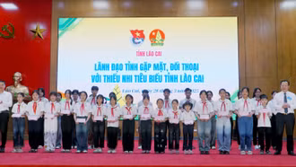 Tỉnh ủy – HĐND – UBND tỉnh tặng quà cho thiếu nhi, giáo viên tổng phụ trách đội và cán bộ phụ trách thiếu nhi.