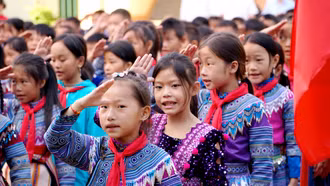 Học sinh các địa phương nô nức đến trường khai giảng năm học mới