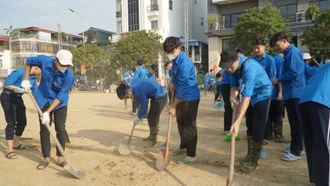 Tuổi trẻ thành phố Lào Cai giúp Nhân dân tổng vệ sinh sau lũ