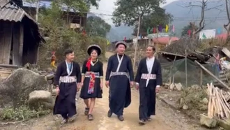 Người Mông Xanh giữ gìn trang phục truyền thống