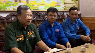 Ông Nguyễn Đình Thu trò chuyện cùng thanh niên địa phương.