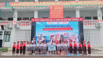 Hơn 200 học sinh tiểu học được tặng mũ bảo hiểm đạt chuẩn