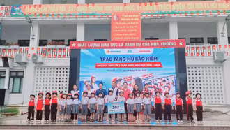 Hơn 200 học sinh tiểu học được tặng mũ bảo hiểm đạt chuẩn 