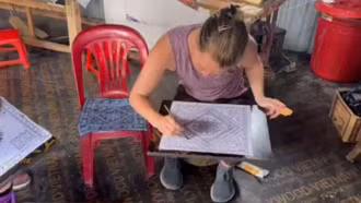 Du khách nước ngoài trải nghiệm vẽ sáp ong tại Sa Pa