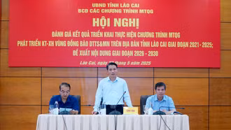 Ban tổ chức hội nghị chủ trì tham luận.
