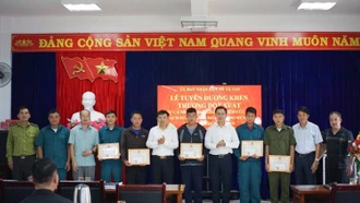  Khen thưởng 5 công dân xã Tả Van dũng cảm cứu du khách nước ngoài bị lạc