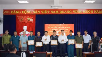  Khen thưởng 5 công dân xã Tả Van dũng cảm cứu du khách nước ngoài bị lạc