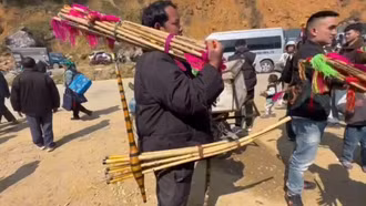 Nhộn nhịp "sàn giao dịch" nhạc cụ ở chợ phiên vùng cao 