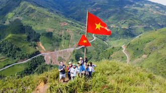 Khám phá vẻ đẹp hoang sơ trên đỉnh núi Lợn Gầy