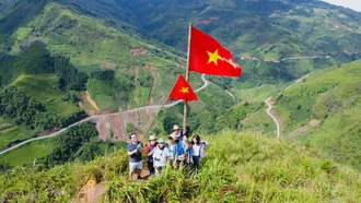 Khám phá vẻ đẹp hoang sơ trên đỉnh núi Lợn Gầy