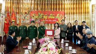Đoàn công tác các ngân hàng và tỉnh Lào Cai chúc mừng năm mới Đồn Biên phòng Y Tý